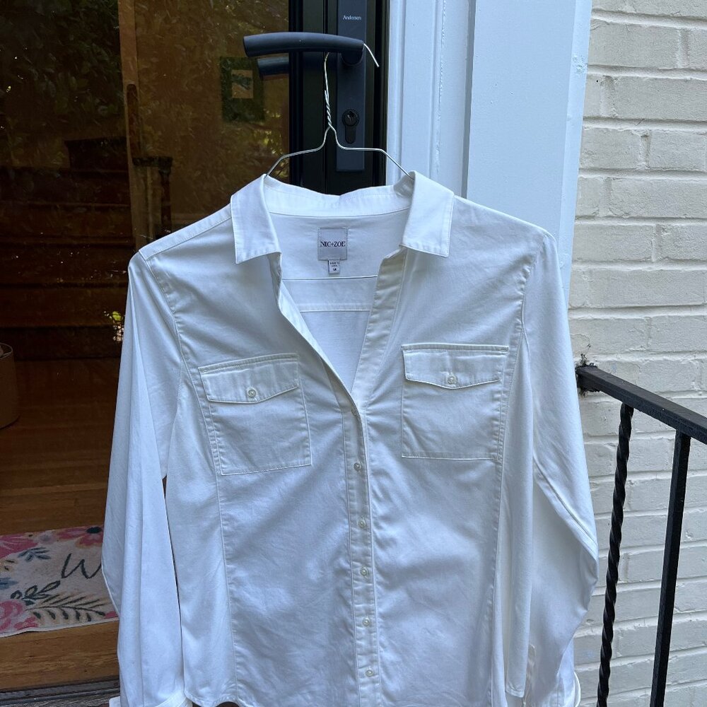 White button-down cotton spandex Nic and Zoe blouse in great shape. Size M.
